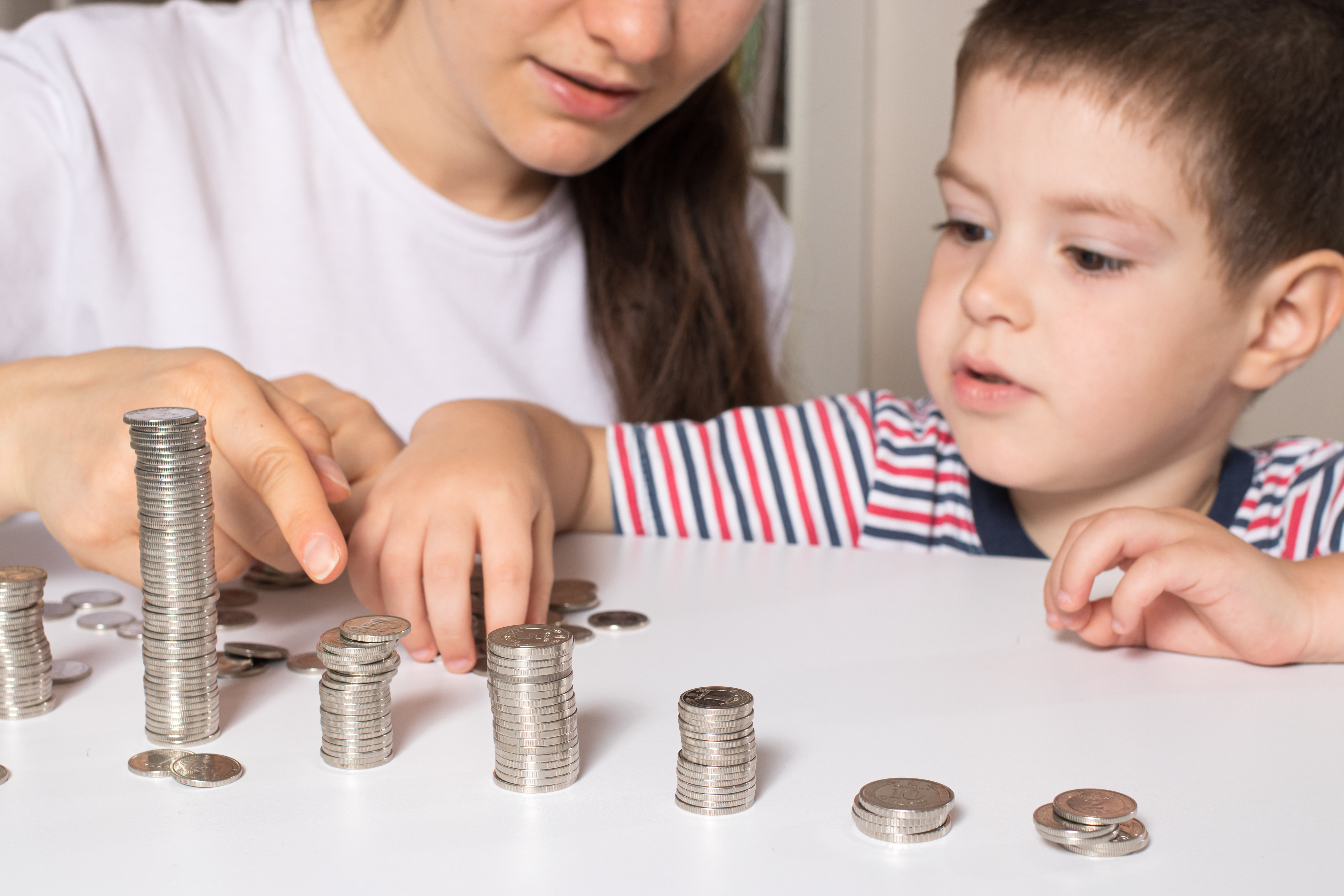parent-teaches-child-how-handle-money.jpg